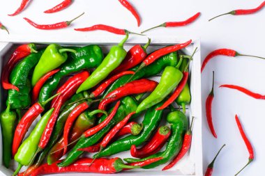 Ahşap kutu içinde kırmızı ve yeşil biber