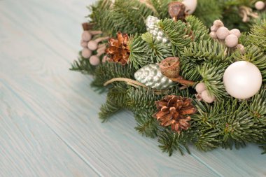 Tahta arka planda Noel çelengi