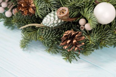 Beyaz arkaplanda Noel çelengi