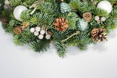 Beyaz arkaplanda Noel çelengi