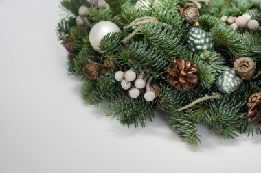 Beyaz arkaplanda Noel çelengi