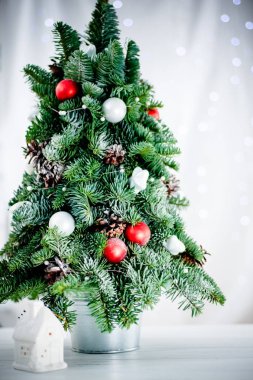 küçük Noel ağacı dekore edilmiştir.