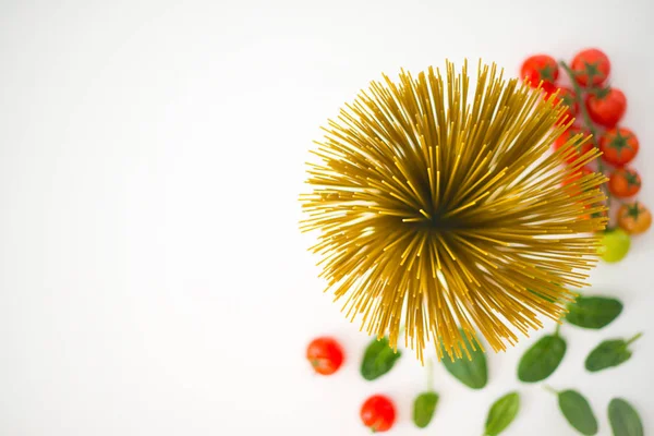 Spaghettis, tomates cerises et vert — Photo