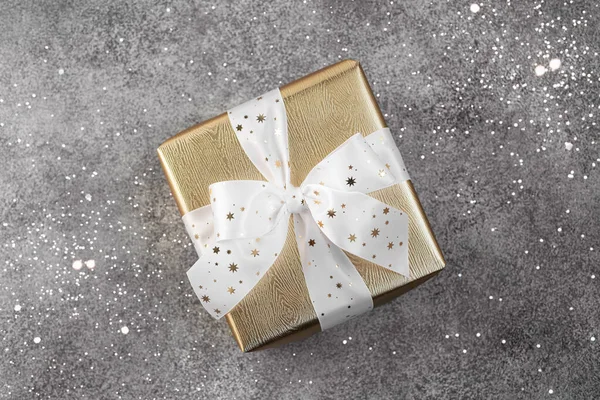Caja de regalo de oro con cinta blanca . — Foto de Stock