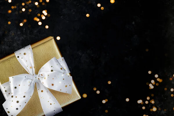 Scatola regalo oro con un nastro bianco . — Foto Stock