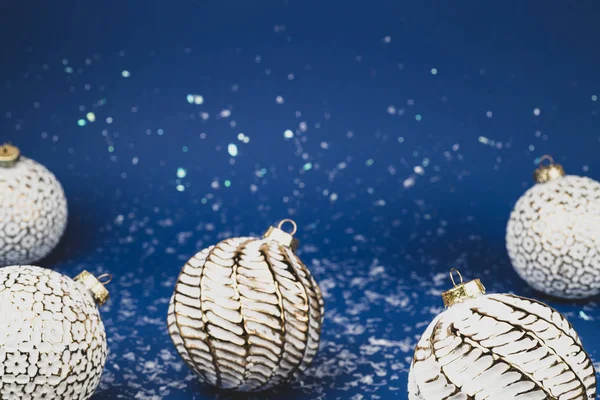Різдвяні білі кульки на синьому фоні . — стокове фото