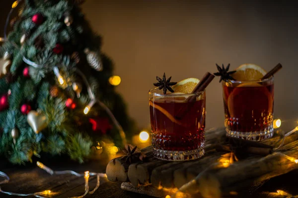 Traditionnel Noël chaud vin rouge et fruits . Photos De Stock Libres De Droits