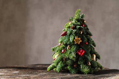 Kahverengi, ahşap bir arka planda Noel ağacı.