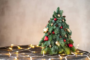 Kahverengi, ahşap bir arka planda Noel ağacı.