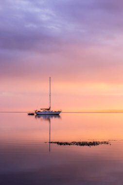 Yelkenli gündoğumu Nehri üzerinde