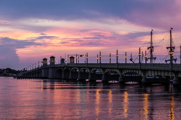 Prachtige Paarse Zonsopgang Bij Brug Van Lions Het Centrum Van — Stockfoto