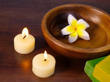 Mumlar, bitkisel sabun ve su beyaz çiçek ile bir kase