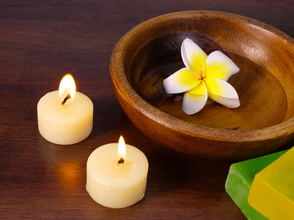 Mumlar, bitkisel sabun ve su beyaz çiçek ile bir kase