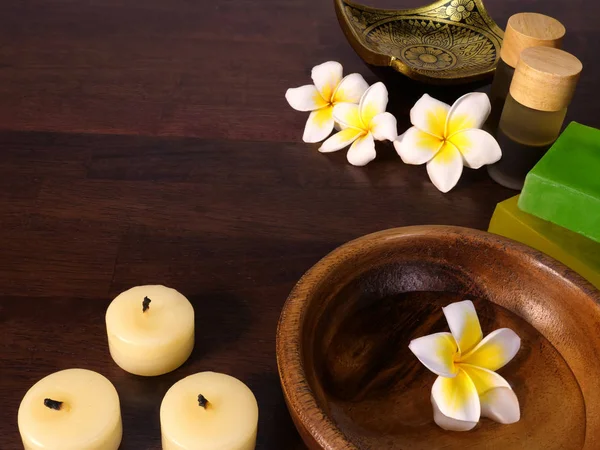 Kerzen, Seifenstücke und Aromatherapie-Flaschen — Stockfoto