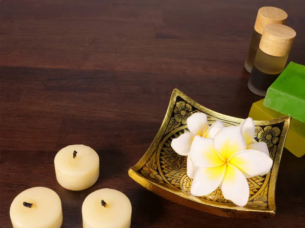 Mumlar, kalıp sabun ve aromaterapi şişeler