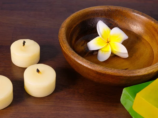 Mumlar, bitkisel sabun ve su beyaz çiçek ile bir kase