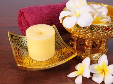 mum, havlu, lacquerwares ve tropik çiçekler