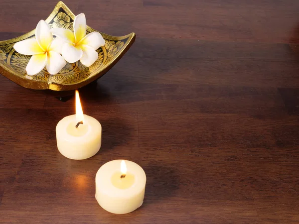iki mum, bir altın desen yemek ve çiçek