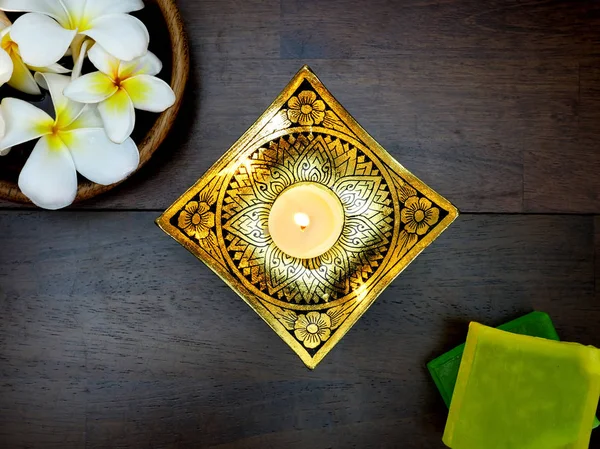 mum, sabun ve tropik çiçekler