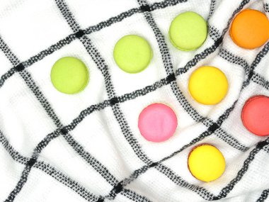 Kaşmir atkı üzerinde renkli macaroons