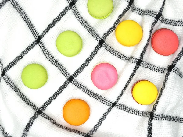 Красочные макароны на кашемировом шарфе — стоковое фото