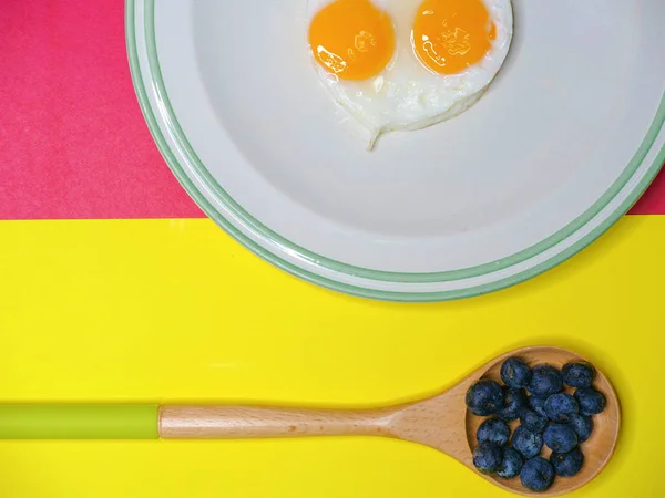 Macarrones coloridos en una bufanda de cachemira — Foto de Stock