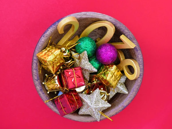Golden antal 2018 och Christmas Ornament i en teak skål — Stockfoto
