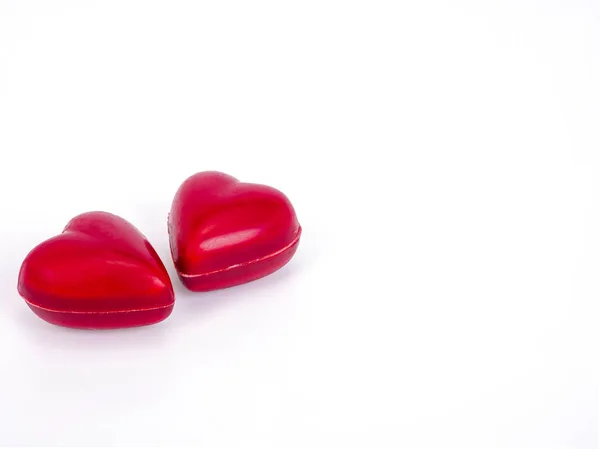 Dos caramelos de chocolate en forma de corazón — Foto de Stock