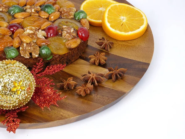 Traditioneller Obstkuchen mit Früchten und Nüssen — Stockfoto