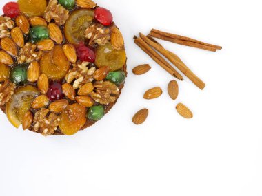 meyve ve fındık ile geleneksel meyveli kek