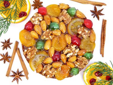 meyve ve fındık ile geleneksel meyveli kek