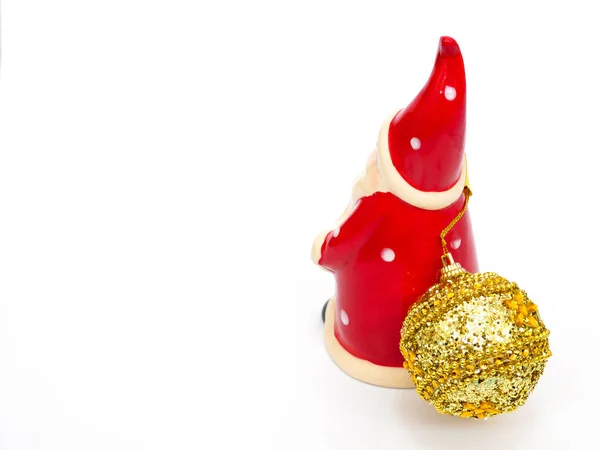 Weihnachtsmann und goldene Weihnachtskugel — Stockfoto