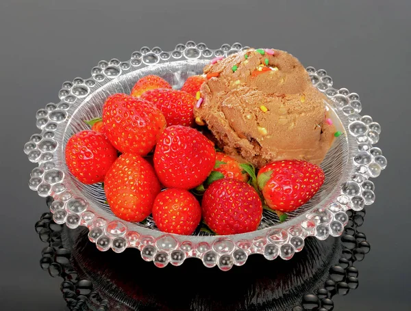 Fragole e gelati al cioccolato — Foto Stock