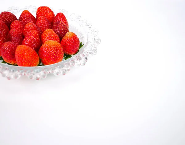 Fresas frescas en un plato de vidrio — Foto de Stock