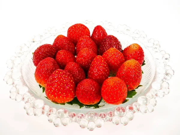 Frische Erdbeeren auf einem Glasteller — Stockfoto