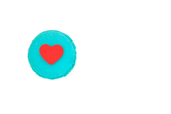 一块蓝色的马卡龙和一个红色的木制心形物体 情人节 浪漫的概念 — 图库照片