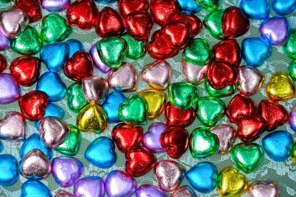 Шоколадные Конфеты Форме Сердца Различных Цветов Белом Кружевном Фоне День — стоковое фото