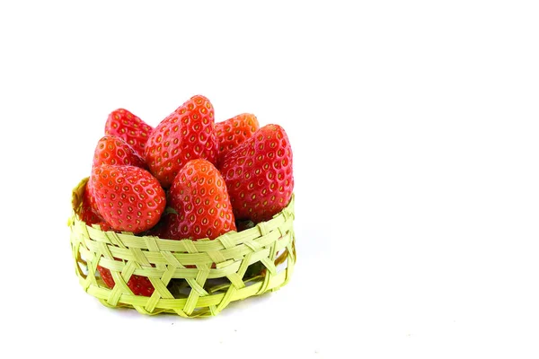 Ein Haufen Frischer Erdbeeren Einem Bambuskorb Isoliert Auf Weißem Hintergrund — Stockfoto