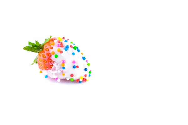 Frische Erdbeere Mit Weißer Schokolade Überzogen Und Mit Bunten Zuckerperlen — Stockfoto