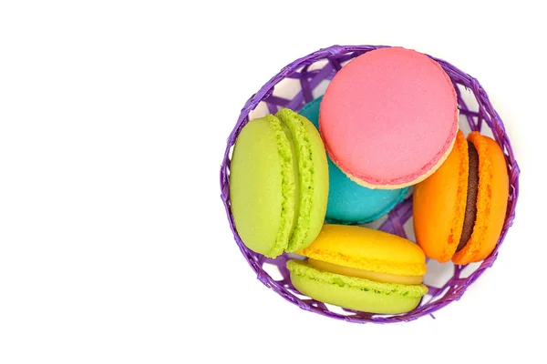 Macaroons Coloridos Uma Cesta Bambu Vista Superior Isolado Fundo Branco — Fotografia de Stock