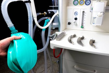 laringoskop ve entübasyon için hazır bıçaklar bir dizi ile operasyon odasında bir anestezik makine ile bir anestezi uzmanı
