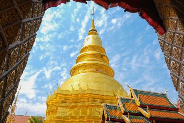 Wat Phra Bir altın pagoda Bu Hariphunchai, Lumphun şehrinen önemli Budist dönüm noktası, Kuzey Thialand, manastırda popüler turistik noktalardan biri alınan.