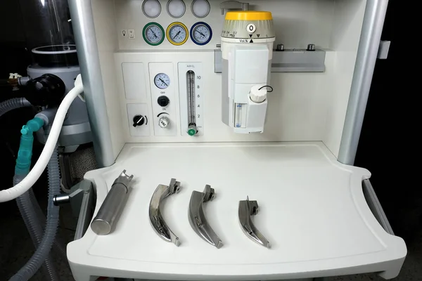 Una Máquina Anestésica Quirófano Con Conjunto Laringoscopio Cuchillas Listas Para — Foto de Stock