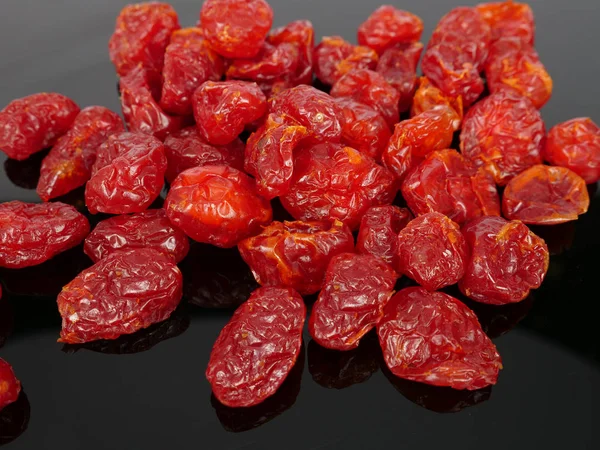 Een Hoop Kleurrijke Droge Cherry Tomaten Zwarte Achtergrond — Stockfoto