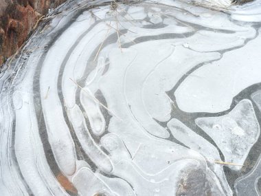 Kışın yerde güzel bir buz