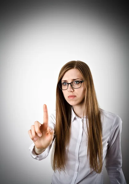 Femme en blanc appuie sur le bouton — Photo