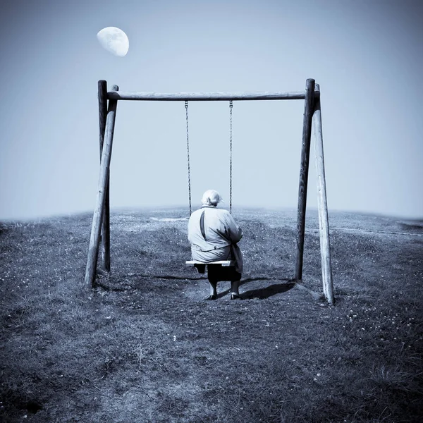 Fullmåne, swing och gammal kvinna — Stockfoto