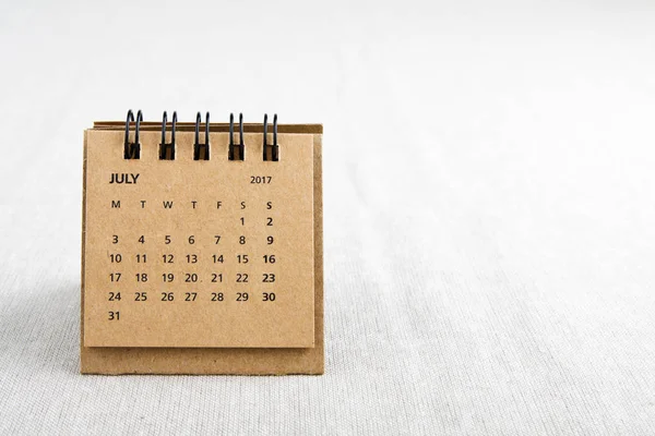 Luglio. Foglio calendario con spazio di copia sul lato destro . — Foto Stock