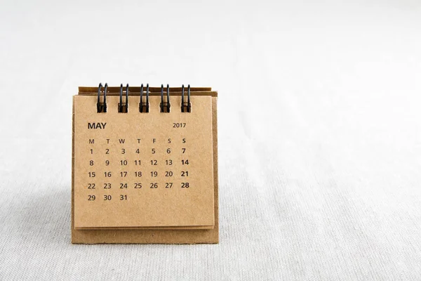 Mayo. Hoja de calendario con espacio de copia en el lado derecho . — Foto de Stock