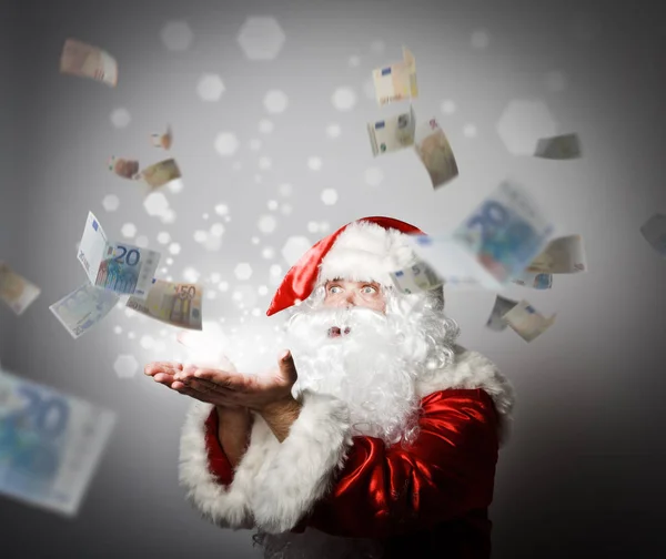 Santa Claus je foukání Euro. — Stock fotografie